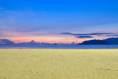Sarı kum ile plajda renkli gündoğumu