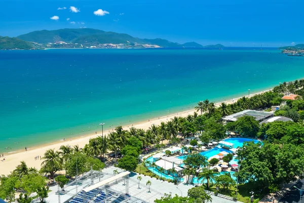 Вид с воздуха на тропический курорт на пляже с голубой водой и остров в океане — стоковое фото
