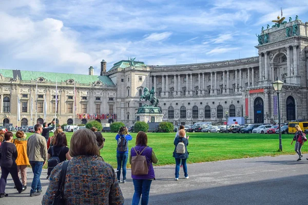 Grupo de turistas en heldenplatz en el centro de Viena — Foto de Stock