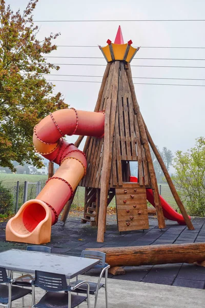 Bavyera'da kırmızı tüplü ve ahşap yapılı çocuklar için oyun alanı