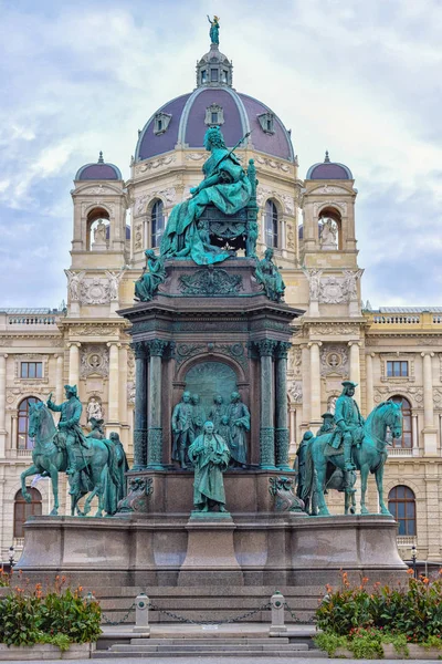 Esculturas de reina y caballos con fondo de museo cúpula en Viena Austria con cielo azul — Foto de Stock