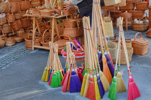 Avrupa'da pazarda sepetler ve renkli süpürgeler