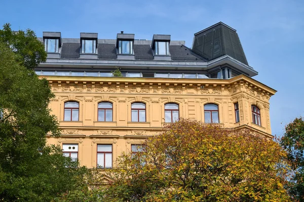 Σύγχρονη στέγη του vintage κτίριο μέσα από τα δέντρα το φθινόπωρο στη Βιέννη Αυστρία — Φωτογραφία Αρχείου