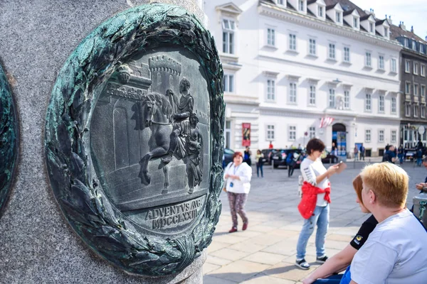 Arka planda turistler ile merkezinde at üzerinde kral ile bir yazı üzerinde Vintage gravür