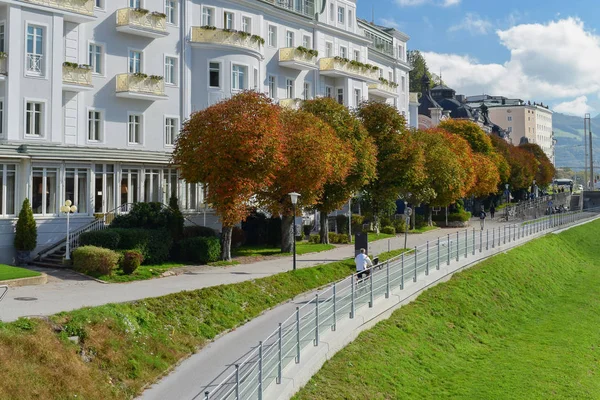 Ulica z zieloną trawą i przezroczystym ogrodzeniem w pobliżu ścieżki spacerowe w Salzburgu Austrii jesienią — Zdjęcie stockowe