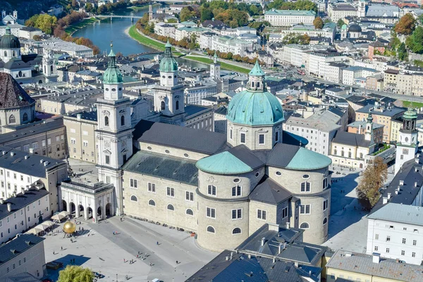 Salzburg Avusturya'da mavi kubbeli antik sarayın panoramik manzarası