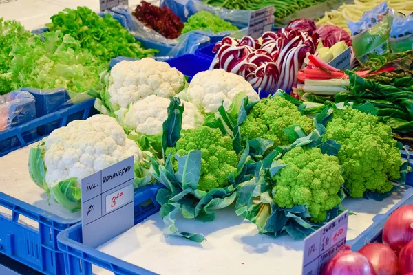 Avusturya Avrupa pazarında diğer yeşil ile taze ham karnabahar ve coles yığını