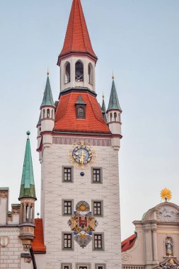 Münih'te kırmızı çatılı katolik kilisesi ve Almanya amblemi