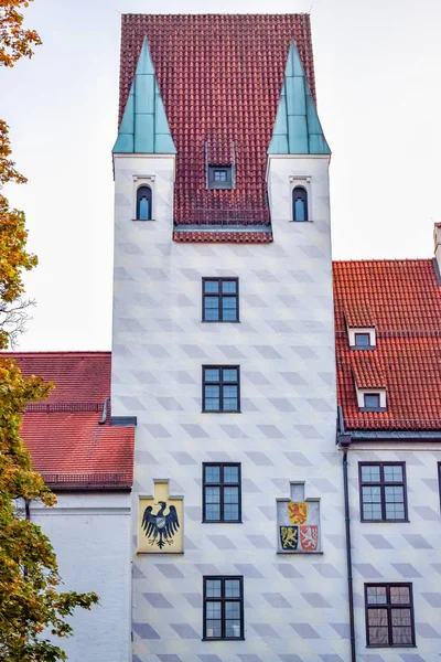 Fasada kościoła z czerwonym dachem i znakami Niemiec w Monachium — Zdjęcie stockowe