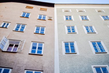 Salzburg Avusturya'da bir açık pencere ile pencere satırları ile eski binanın cephe
