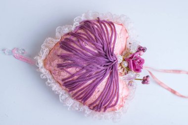 Düğün için mor danteller ve parlak boncuklar ile Pembe kumaş süs