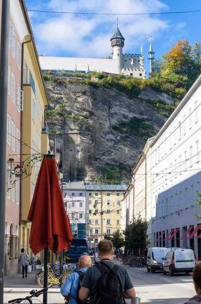 Los turistas están caminando por la calle con roca en el fondo en Salzburgo Austria — Foto de Stock