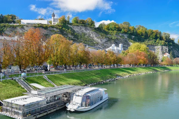 Vista del río con yates y árboles de colores en la orilla con fondo de acantilado en Salzburgo Austria en otoño — Foto de Stock