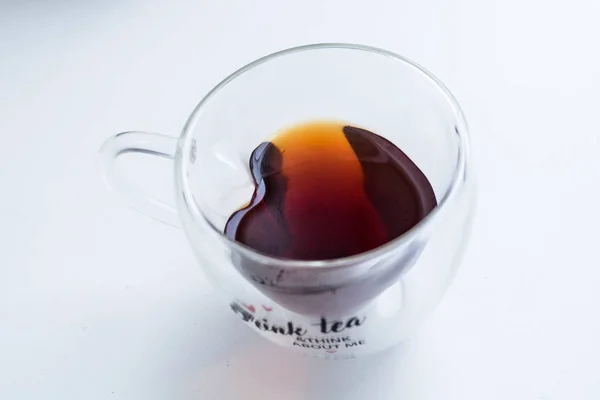 Copa transparente de vino caliente caliente en forma de corazón aislado con mango — Foto de Stock
