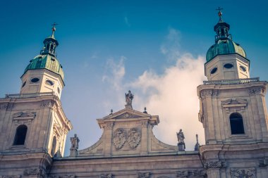 Salzburg Avusturya tonlama din mavi gökyüzü arka plan sembolleri ile antik kilisenin üst