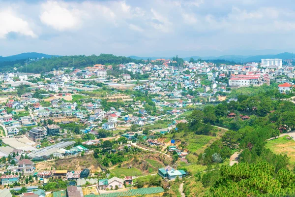 Önünde gökyüzü ile bir yamaç üzerinde şehrin görünümü
