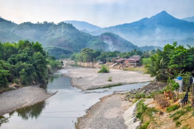 Ormanda iki nehir ve kıyıda bir evin birleşmesi