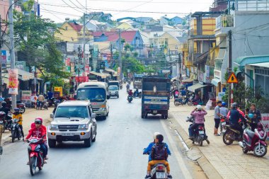 Dalat, Vietnam - 15 Nisan 2019: Dalat Vietnam'da yoğun sokak trafiği ve yoğun birikme evleri