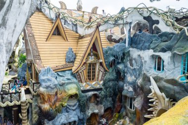 Dalat, Vietnam - 15 Nisan 2019: Turistler Dalat Vietnam'daki lunaparkta renkli binalarda yürüyor