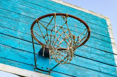 Basketbol net ve ahşap kalkan ile paslı metal yüzük