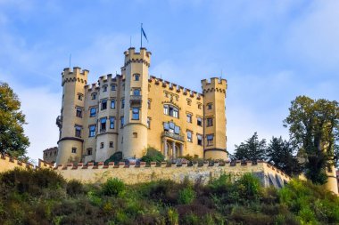 Mavi gökyüzü ile Bavyera sabah güneş ışığı altında eski bir Hohenschwangau Kalesi