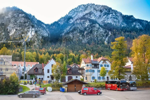 Schwangau, Almanya - Oktober 09, 2018: Sonbaharda Alplerin arka planı ile Schwangau otopark ve küçük evler — Stok fotoğraf