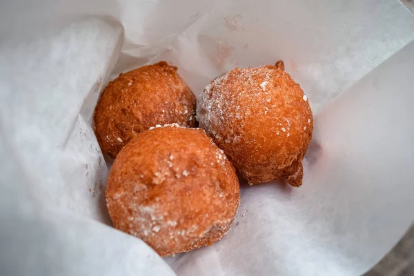 Yakından yakın tepesi şeker ile kağıt lezzetli kızarmış hamur topları