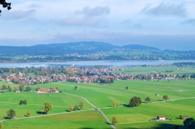 Yeşil çayırları ile sabah Almanya'da Alpler'de bir köyün panoramik görünümü