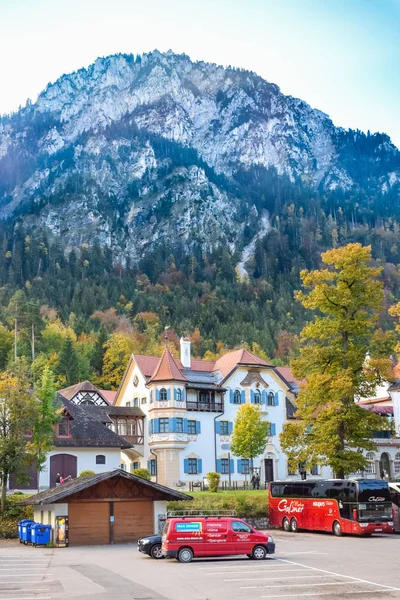 Schwangau, Németország-Oktober 09, 2018: gyönyörű európai ház és parkolás a háttérben a magas hegyek az Alpokban — Stock Fotó