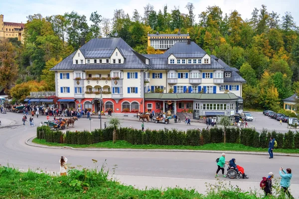 Schwangau, Almanya - Oktober 09, 2018: Alpler'de sonbaharda Hohenschwangau kalesi yakınında turist kalabalığı