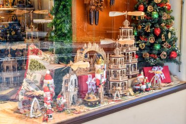 Oberammergau, Almanya - Oktober 09, 2018: Çocuklar için bir vitrinde Noel ağacı ve inanılmaz oyuncaklar