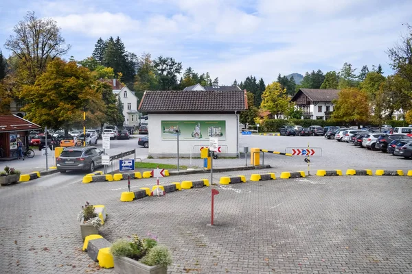 Schwangau, Niemcy-Oktober 09, 2018: parking dla samochodów z żółtymi granicami w turystycznym miejscu w Alpach — Zdjęcie stockowe