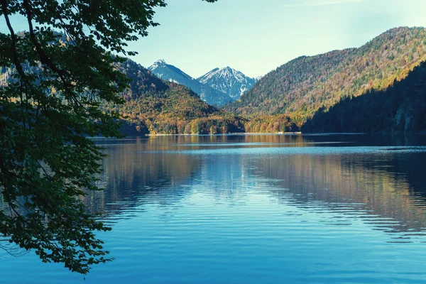 Hegyet tükrözés az Alpokban, egy tó felszínén, ősszel Stock Kép