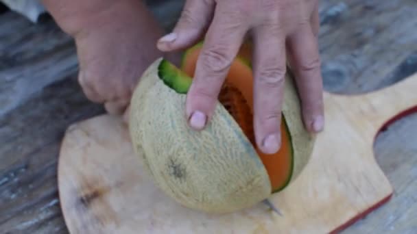 Krochanie Dojrzałych Melon Kawałki Drewnianej Płycie Nożem — Wideo stockowe