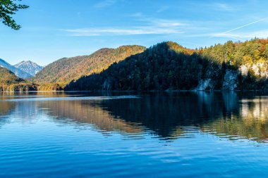 Göldeki dağdan gölge ve sonbaharda sabah Alpler'de su yüzeyinde yansıması
