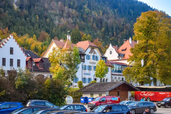 Schwangau, Almanya - Oktober 09, 2018: Sonbaharda arka planda dağlarla dolu güzel evler — Stok fotoğraf