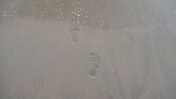 Ondas Com Espuma Mar Lavam Pegadas Areia — Vídeo de Stock