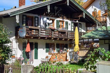 Oberammergau, Almanya - Oktober 09, 2018: Güneşli bir günde balkon ve avlu ile dekore edilmiş ev cephesi