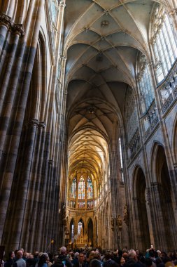Prag, Çek Cumhuriyeti - Oktober 10, 2018: Yüksek tavan desenli St. Vitus Katedrali içindeki turistler
