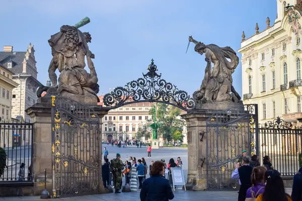 Praga, Czech Republic-Oktober 10, 2018: turyści pod bramą z rzeźbami w Pradze — Zdjęcie stockowe
