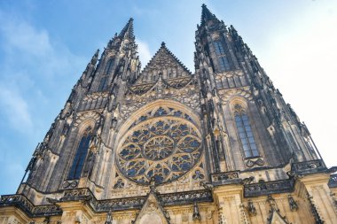 Prag'da yuvarlak bir süs ile St Vitus Katedrali aşağıdan görünümü