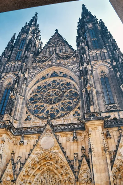 Prag merkezinde yuvarlak bir süs ile antik St Vitus Katedrali aşağıdan görünümü