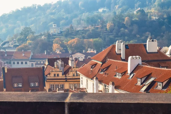Techos de baldosas de casas antiguas en la mañana de otoño en Praga — Foto de Stock