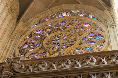 Prag 'daki Vitus Katedrali' nin desenli penceresindeki renkli camlar arasından gün ışığı