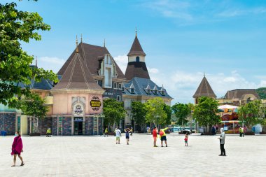 NHA TRANG, VİETNAM - 16 Nisan 2019: Vietnam 'da Vininci' de güzel bir binası olan bir lunaparkta turistler