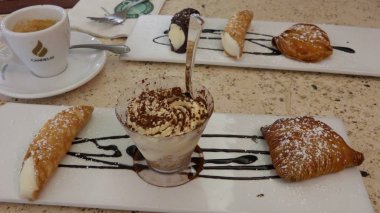 İtalyan tatlı, dondurma, kahve, cannoli