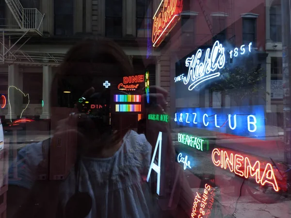 yansıma bir kristal Neon eşya, New York, 