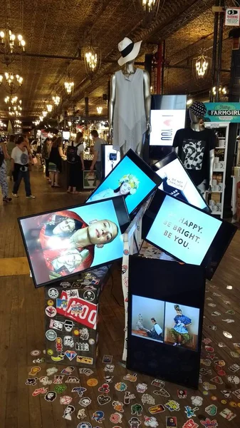 Billboard reklam bir dükkanda, Soho, New York