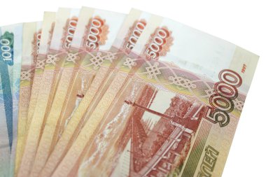 Metal anahtarlar banknotlar beş ve bin Rus ruble çeşitli yatay bir arka plan üzerinde. Satın alma bir daire, düz ya da ev, ipotek, Kiralık Konut, yeni eve taşınma partisi, eve gider kavramı