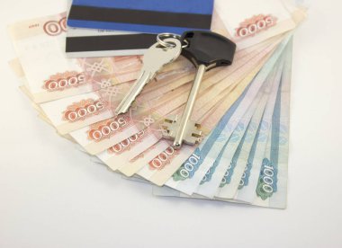 Metal anahtarlar banknotlar beş ve bin Rus ruble çeşitli yatay bir arka plan üzerinde. Satın alma bir daire, düz ya da ev, ipotek, Kiralık Konut, yeni eve taşınma partisi, eve gider kavramı